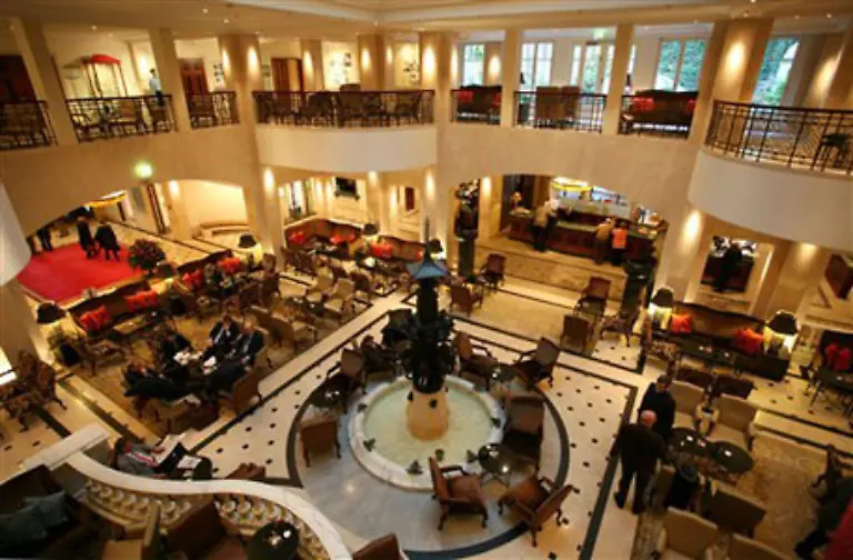 Und-22-Jahre-spaeter-schrieb-die-Berliner-Morgenpost-man-hoere-hier-die-Sprachen-aller-Kulturnationen-durcheinander-schwirren