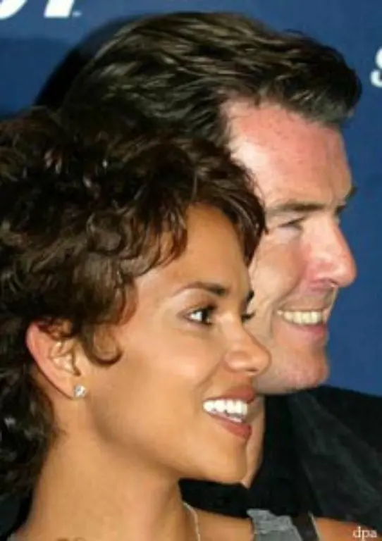 An-der-Seite-von-Pierce-Brosnan-bezauberte-das-erste-farbige-Bond-Girl