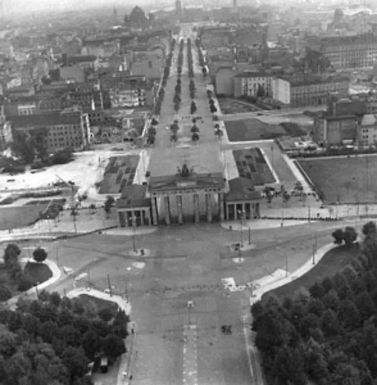 1945-war-das-Adlon-bis-auf-den-Seitenfluegel-niedergebrannt-Zu-DDR-Zeiten-wurde-es-zwar-in-Teilen-wiederhergestellt-aber-zu-einem-Lehrlingswohnheim-umfunktioniert