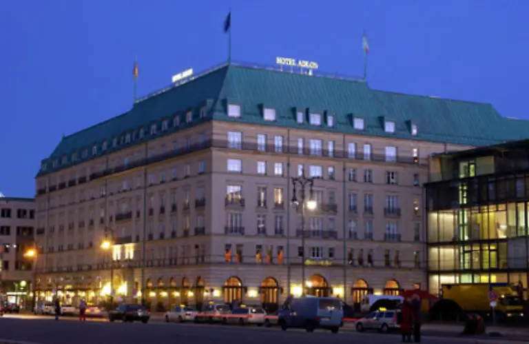 Mit-dem-Abriss-1984-wurde-dann-ein-Wiederaufbau-ins-Auge-gefasst-Nach-Mauerfall-erwarb-die-Kempinski-Hotelbetriebsgesellschaft-die-Baugenehmigung-und-begann-mit-dem-Neubau-gleich-neben-der-neuen-Akademie-der-Kuenste