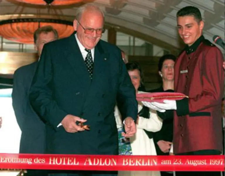 Am-23-August-ist-es-soweit-und-der-damalige-Bundespraesident-Roman-Herzog-eroeffnet-das-Hotel-am-Pariser-Platz