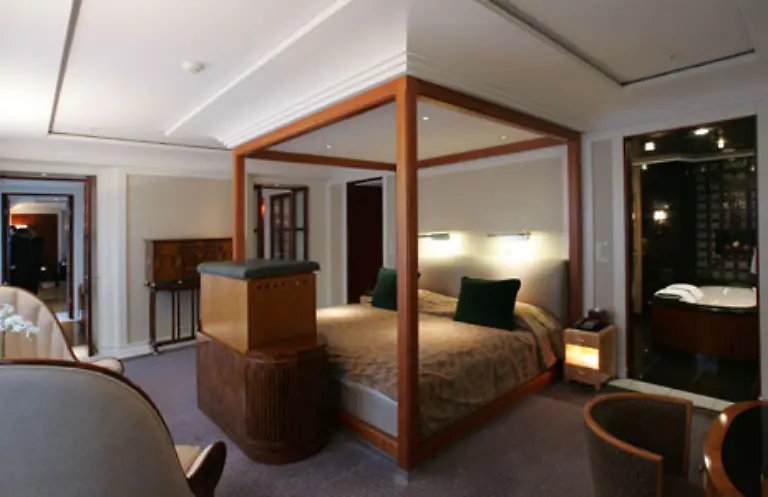 Noch-immer-zaehlt-es-zu-den-beruehmtesten-und-luxurioesesten-Hotels-Deutschlands