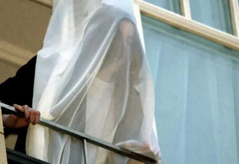 Hier-zeigen-sich-Stars-wie-Michael-Jackson-hinter-gardinenverhaengten-Scheiben