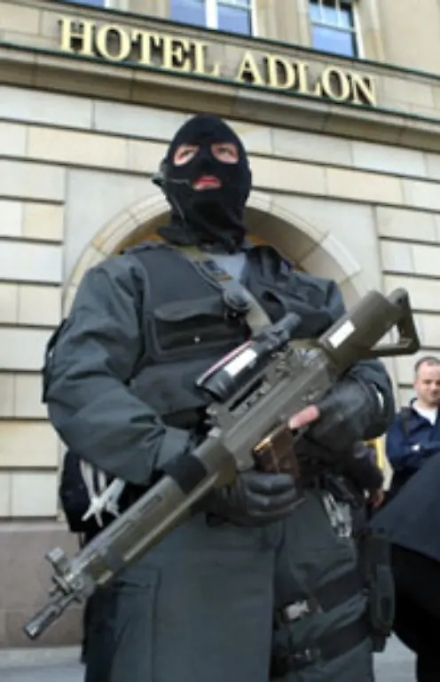 und-schwerbewaffnete-Sicherheitsmannschaften-Wache-stehen