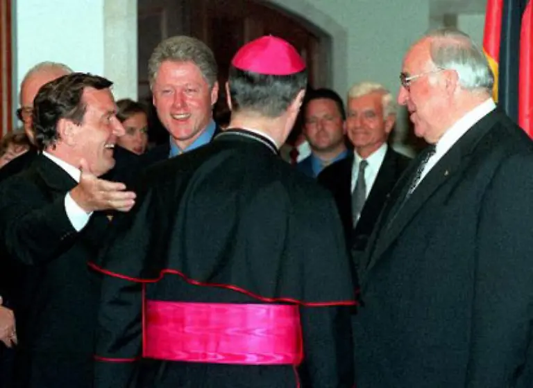 oder-Staatspraesidenten-geistliche-Wuerdentraeger-Regierungschefs-und-solchen-die-es-werden-moegen-konferieren