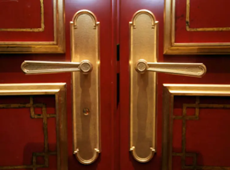 Hinter-verschlossenen-Tueren