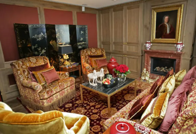 und-mit-schusssicheren-Waenden-und-Fenstern-gesichert