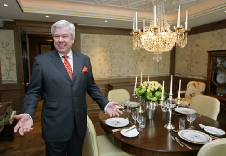 Der-ehemalige-Direktor-Thomas-Klippstein-praesentiert-den-Esssalon-der-Suite-In-den-Umbau-flossen-12-Millionen-Euro