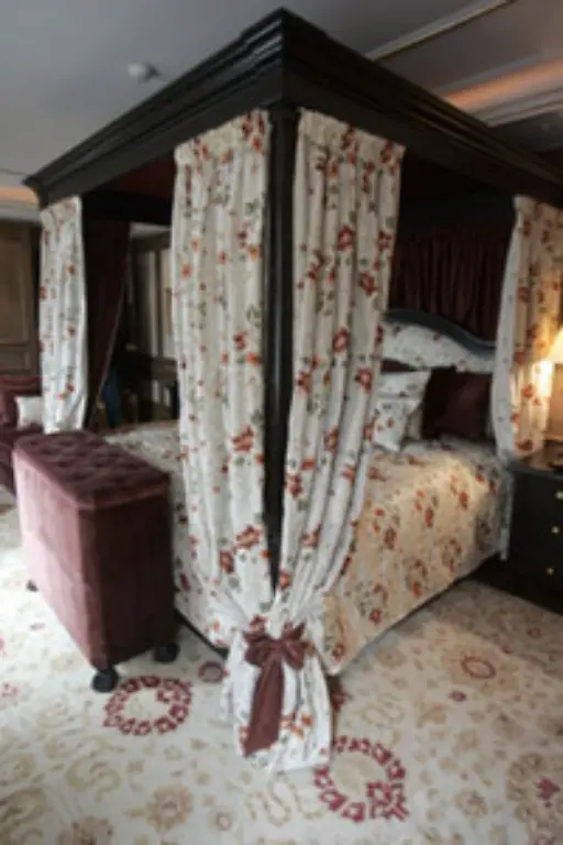 Ein-Schlafgemach-in-dem-sich-die-Lenker-und-Herrscher-dieser-Welt-nach-getaner-Arbeit-zurueckziehen-koennen