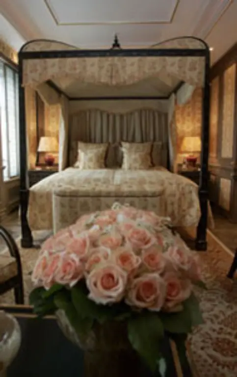 und-ein-Himmelbett-auf-dem-die-Herrscherinnen-dieser-Welt-in-Rosenduft-gehuellt-einschlafen