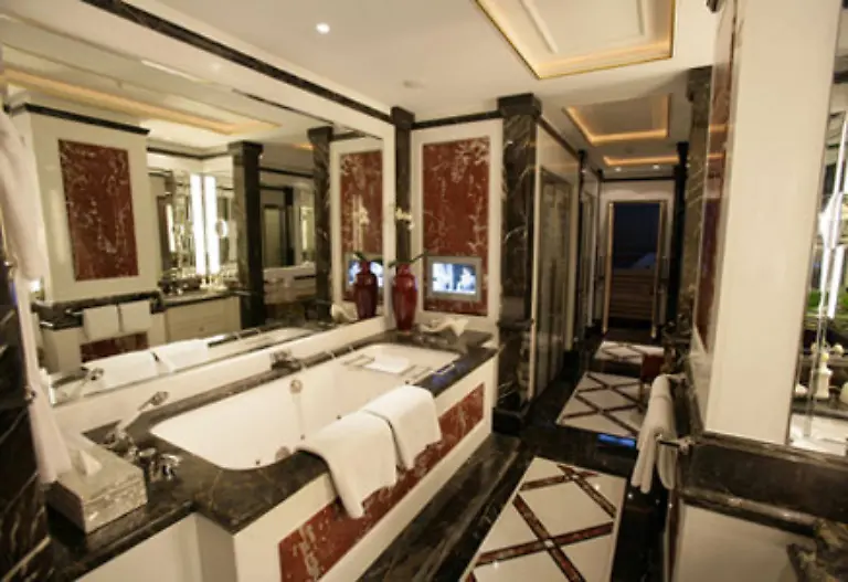 Und-im-Bad-uebertraegt-ein-Fernseher-die-Nachrichten-puenktlich-zur-morgendlichen-Zahnpflege-denn-Wissen-und-Informationen-sind-Macht-und-sollen-den-wichtigen-Gaesten-nicht-vorenthalten-werden