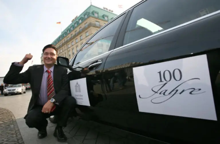 und-eine-Limousine-Lorenz-Adlons-Urenkel-Felix-wirkt-maechtig-stolz