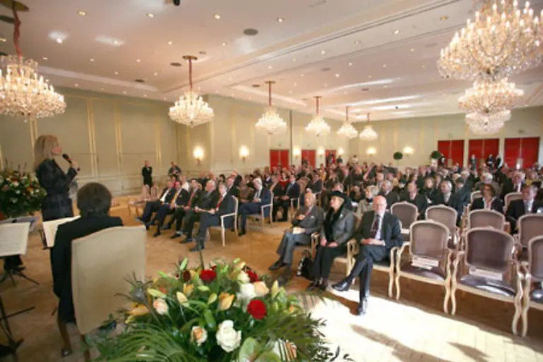 Kein-Wunder-zum-Festakt-am-29-Oktober-finden-sich-im-Palaissaal-das-Hotel-Adlon-Kempinski-eine-Reihe-namenhafter-Gaeste-ein-Nina-Ruge-moderiert