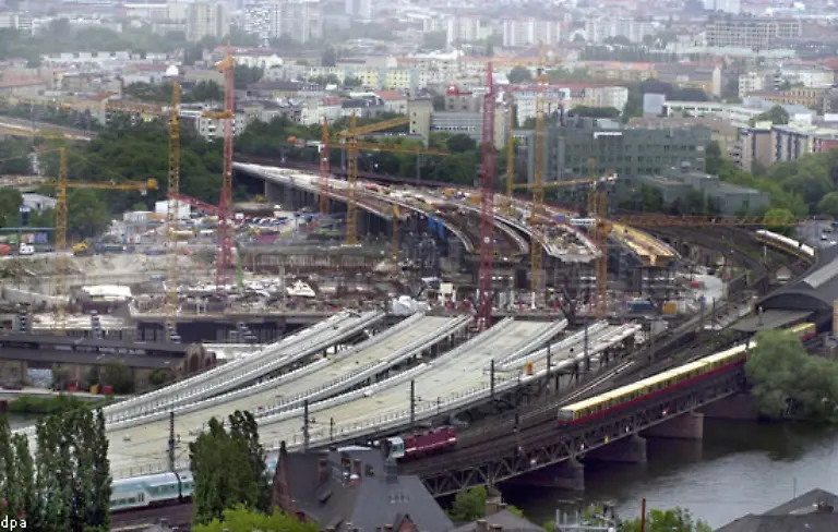 Im-Juli-1992-beschloss-die-Bundesregierung-die-Errichtung-eines-Kreuzungsbahnhofs-am-Standort-des-letzten-Westberliner-S-Bahnhofs-auf-dem-Weg-Richtung-Osten