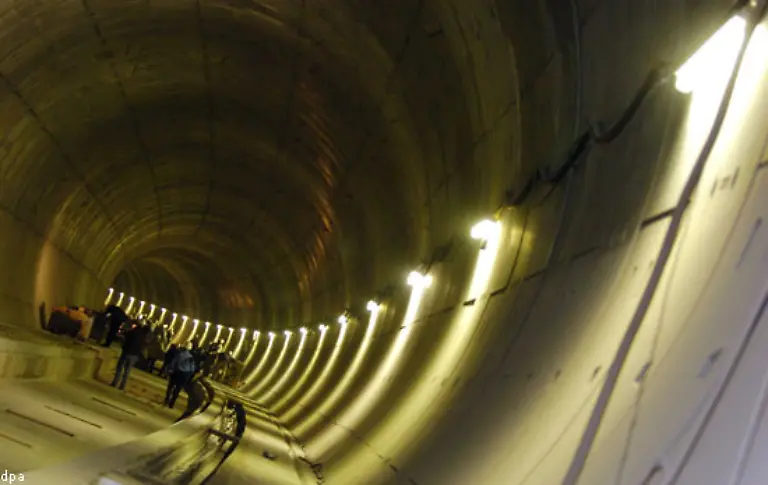 Begonnen-wurde-1995-mit-dem-Bau-eines-3-6-Kilometer-langen-Eisenbahntunnels-von-Norden-nach-Sueden-Dieser-Tunnel-durch-den-Tiergarten-wurde-zehn-Jahre-spaeter-fertiggestellt