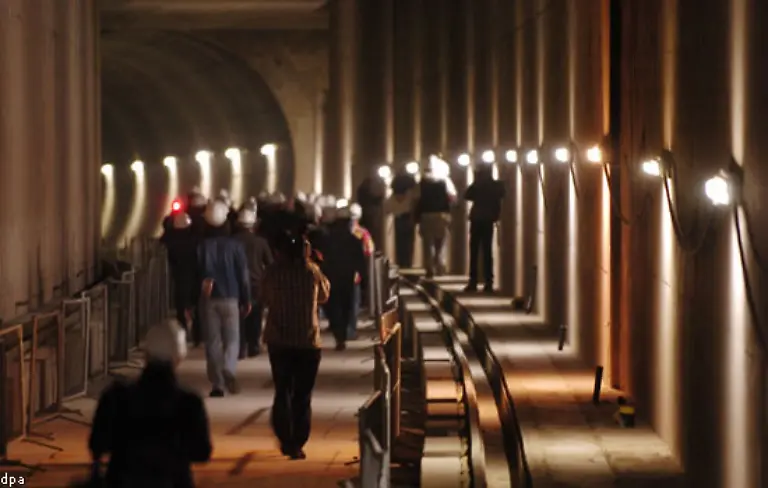 Der-Tunnel-hat-Roehren-fuer-die-Fern-und-Regionalzuege-dazu-Roehren-fuer-die-U-Bahn-und-einen-Strassentunnel