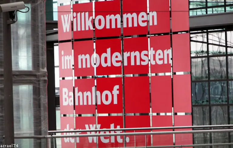 Der-neue-Hauptstadtbahnhof-ist-der-aufwaendigste-und-teuerste-Bahnhofsneubau-der-Nachkriegszeit-Der-Bahn-zufolge-ist-er-ausserdem-der-groesste-Kreuzungsbahnhof-Europas