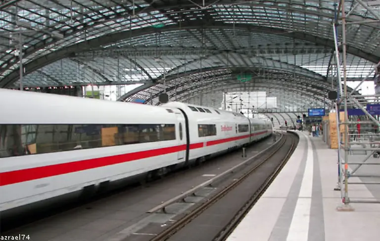 Die-Zuege-aus-Ost-und-West-gleiten-10-Meter-ueber-der-Erde-auf-dem-alten-Stadtbahn-Viadukt-heran