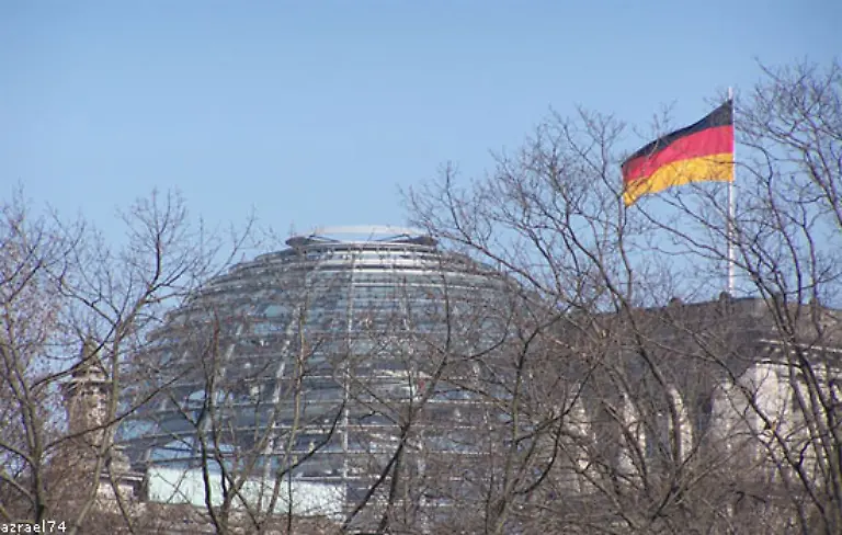 Vom-suedlichen-Bahnhofsportal-bietet-sich-ein-ganz-neues-Berlin-Panorama-Reisende-koennen-ihre-Blicke-ueber-die-Spree-hinweg-zum-Reichstag-133