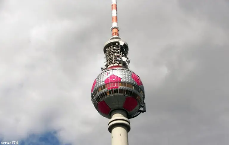In-der-Ferne-ist-der-Fernsehturm-zu-erkennen-zurzeit-im-Fussball-Look-Es-ist-ein-Bahnhof-mit-Aussicht