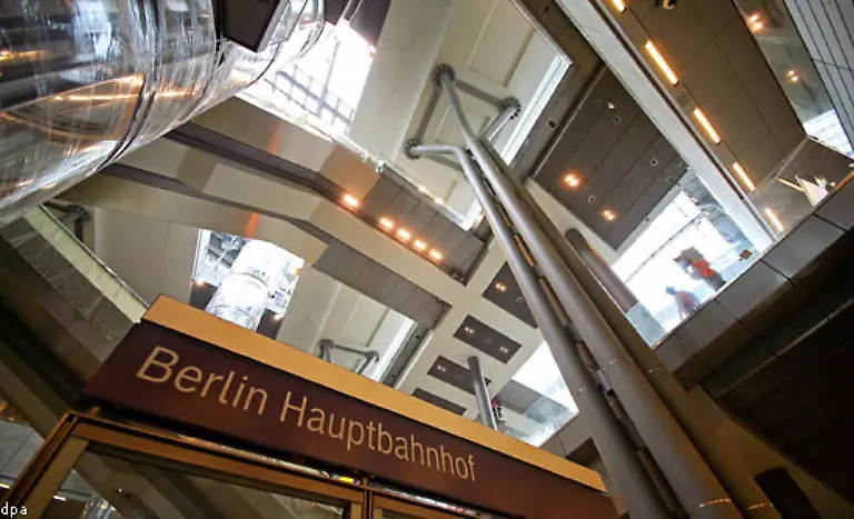 Historisch-gesehen-war-Berlin-stets-eine-Stadt-der-Kopfbahnhoefe-Zu-Kaisers-Zeiten-endeten-die-Zuege-aus-Bremen-und-Hamburg-am-Lehrter-Bahnhof-die-Zuege-nach-Leipzig-starteten-am-Anhalter-Bahnhof