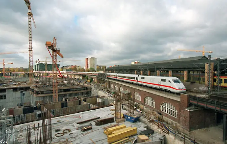 Die-Kosten-des-Hauptbahnhofs-der-nach-ersten-Planungen-schon-im-Jahr-2000-haette-eroeffnet-werden-sollen-133