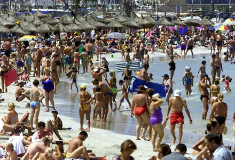 Wenige-Stunden-spaeter-wird-es-dann-etwas-voller-wie-hier-am-Strand-von-Arenal