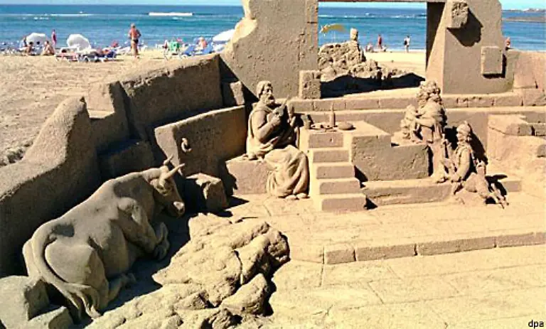 Kultur-ist-uebrigens-auch-am-Strand-moeglich-Am-Strand-von-Las-Cantras-auf-Gran-Canaria-haben-Einheimische-diese-Szene-in-den-Sand-gehauen