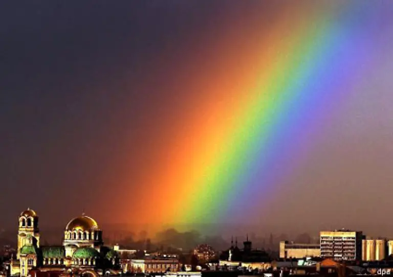 Bulgarien-gehoert-ebenfalls-zu-den-beliebtesten-Urlaubszielen-Die-goldene-Kuppel-der-Alexander-Nevski-Kathedrale-in-Sofia-erstrahlt-im-Licht-eines-Regenbogens