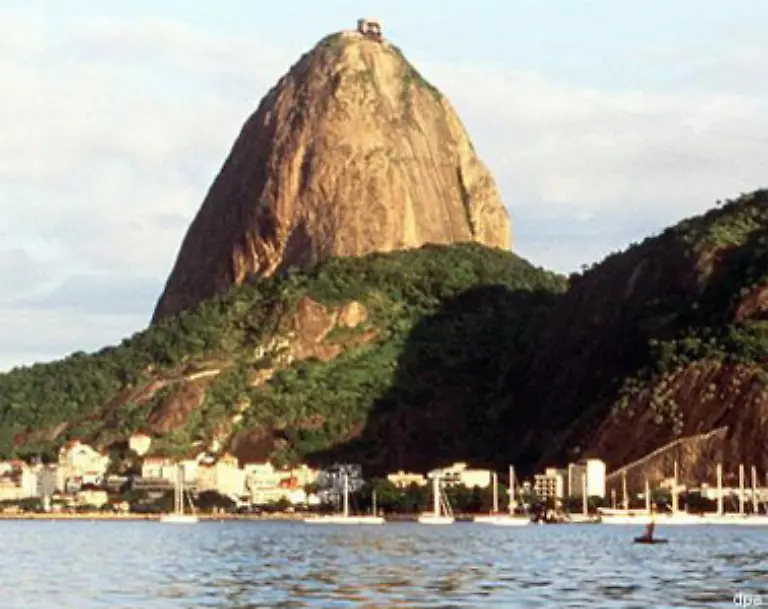 Bei-Fernreisen-ist-dieses-Jahr-Brasilien-angesagt-Ein-Flug-ueber-Zuckerhut-und-Copacabana-ist-etwas-Besonderes-fuer-das-Auge