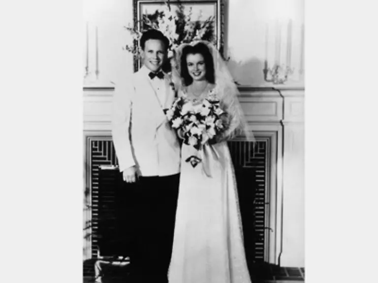 1942-Erste-Hochzeit-als-16-Jaehrige-mit-James-Dougherty-Scheidung-zwei-Jahre-spaeter