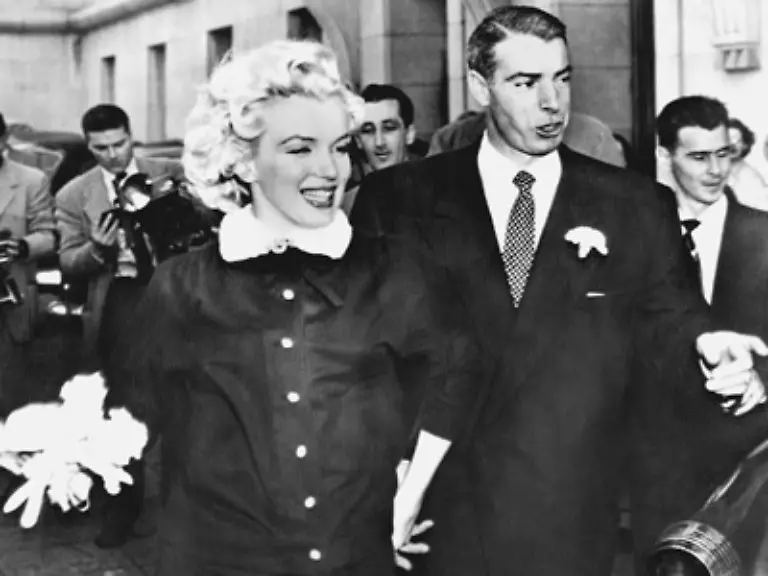 Im-selben-Jahr-Hochzeit-mit-dem-Baseballspieler-Joe-DiMaggio-Scheidung-allerdings-schon-zwei-Jahre-spaeter-Es-wurde-gemunkelt-dass-er-mit