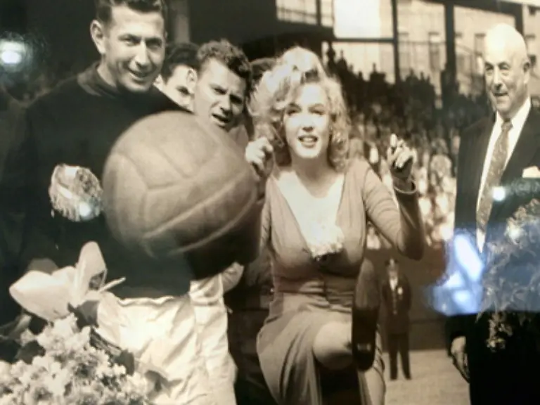 So-viel-Geduld-bringt-nur-die-Kamera-auf-Dazu-kam-ihre-beruechtigte-Disziplinlosigkeit-Eine-der-wenigen-Gelegenheiten-bei-denen-sie-puenktlich-am-Drehort-erschien-war-ein-Studiobesuch-des-sowjetischen-Praesidenten-Nikita-Chruschtschow