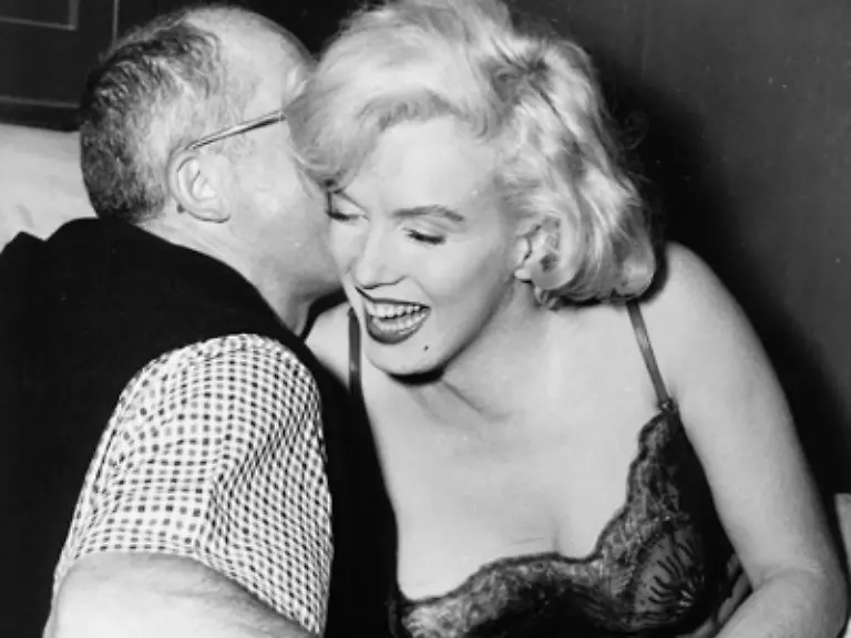 Der-Regisseur-Billy-Wilder-links-bei-den-Dreharbeiten-zu-Manche-moegen-s-heiss-bemerkte-daraufhin-man-muesse-Chruschtschow-unbedingt-zum-Produktionsleiter-machen-Wie-heutige-Superstars-aus-der-Retorte