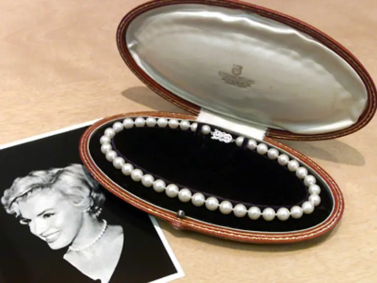 war-Marilyn-Monroe-bereits-eine-von-den-Studiobossen-erfundene-Kunstfigur-samt-Schoenheitsoperationen-an-Nase-und-Kinn-Ihre-erotische-Sprechweise-mit-den-weggehauchten-Vokalen-war-das-Ergebnis-eines-intensiven-Trainings-zur-Ueberwindung-ihres-Stotterns