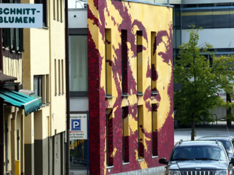 Der-Mythos-stirbt-nie-oder-koennen-Sie-sich-vorstellen-dass-jemand-sagen-wir-Veronica-Ferres-oder-bereits-erwaehnte-Liz-Hurley-auf-ihrer-Hauswand-durch-ein-Gemaelde-ehrt