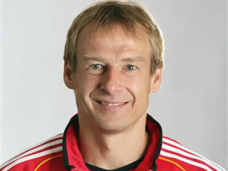 Wenn-alle-ihn-nicht-halten-ist-dieser-junge-Mann-Schuld