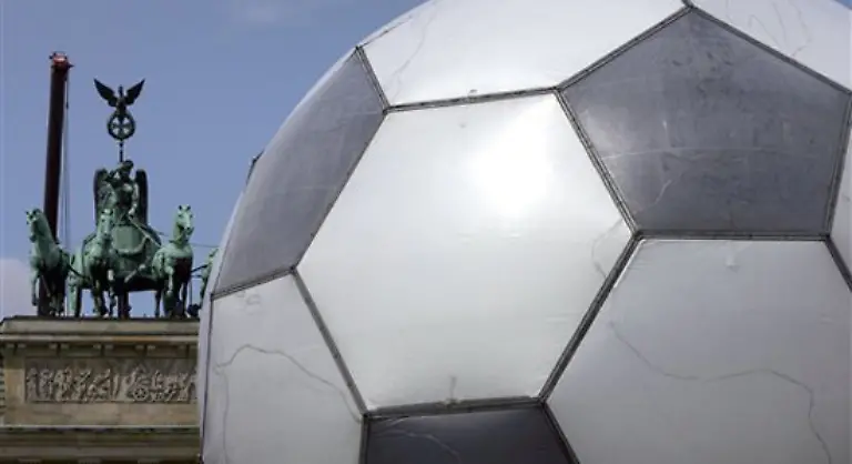 So-jetzt-aber-mal-von-vorne-Sie-finden-auch-dass-das-hier-ein-Fussball-ist-So-ein-richtiger-Fussball-So-ein-Fussball-wie-Sie-ihn-zeichnen-wuerden-wenn-in-Ihrem-Einbuergerungstest-fuer-Deutschland-verlangt-werden-wuerde