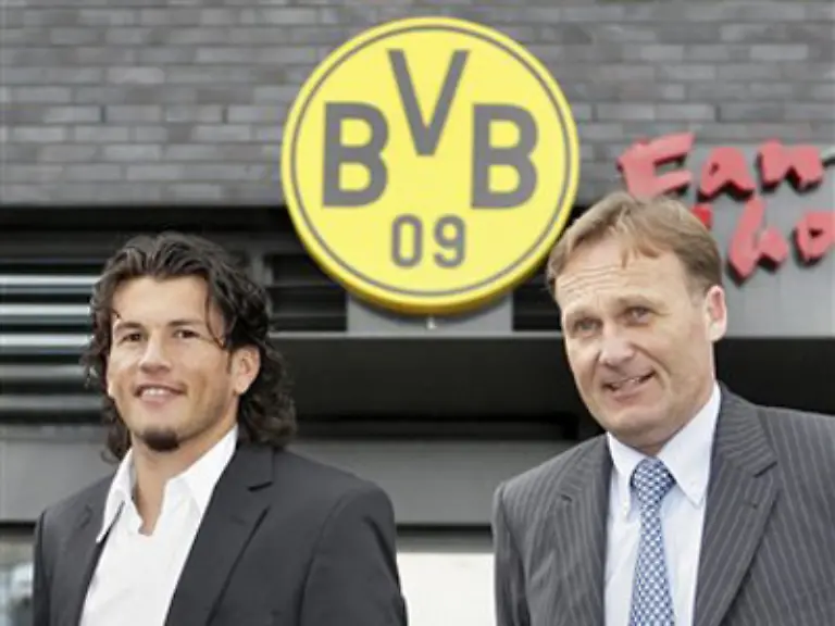 Ansonsten-koennen-Sie-den-Transfer-zu-Borussia-Dortmund-vergessen-Fussballer-wie-Nelson-Valdez-werden-vom-Praesidenten-des-Vereins-zum-Glueck-nichts-dergleichen-gefragt-sonst-saehe-es-ganz-schoen-leer-aus-in-der-Bundesliga