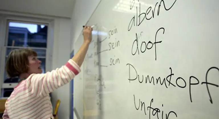 Obwohl-immerhin-lernen-die-Englaender-ja-nun-auch-deutsch-So-wichtige-Worte-wie-albern-doof-Dummkopf-unfair