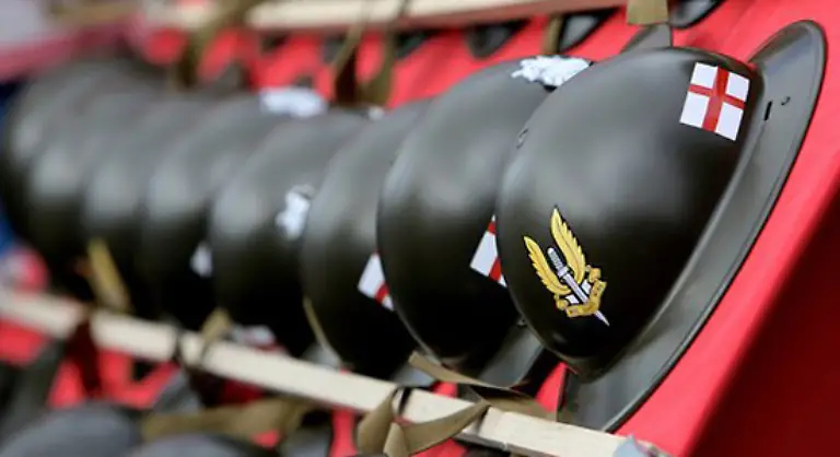 Koennen-doch-die-Fans-von-der-Insel-nichts-dafuer-dass-andere-Kopfbedeckungen-gerade-nicht-im-Angebot-waren-und-ausserdem-schuetzt-dieses-formschoene-Modell-ja-auch-hervorragend-bei-der-feuchtkuehlen-Witterung-in-f