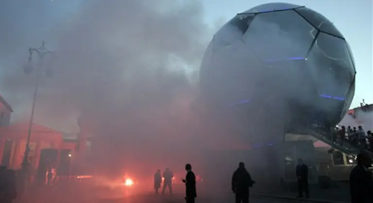 Der-Ball-ist-rund-und-muss-ins-Eckige-ja-ja-aber-dass-dieses-Modell-hier-das-jahrelang-gut-genug-war-mit-dem-wir-Weltmeister-wurden-Tooor-Tooor-Tooor-Deutschland-ist-Weltmeister-und-mit-dem-jeder-von-uns-auf-dem-Bolzplatz-gekickt-hat-nun-so-schmaehlich-abserviert