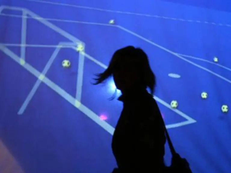 Bedrueckt-fluechten-die-Menschen-sich-in-Computer-Spiele-und-Kunst-wo-Baelle-noch-aussehen-wie-Baelle