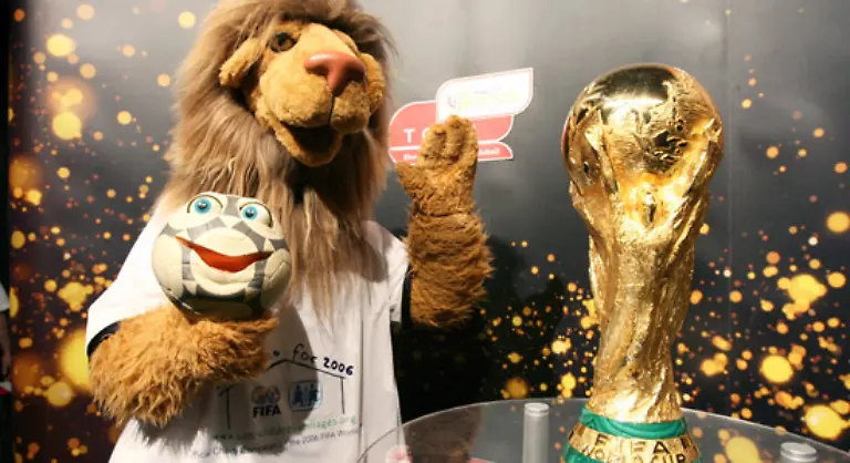 Apropos-Tier-Auf-unser-flottes-schluepferloses-Maskottchen-ist-auch-kein-Verlass-der-traegt-den-quasselnden-Pille-unter-m-Arm-und-jetzt-mal-ehrlich-Man-kann-viel-machen-mit-einem-Fussball-aber-sich-unterhalten