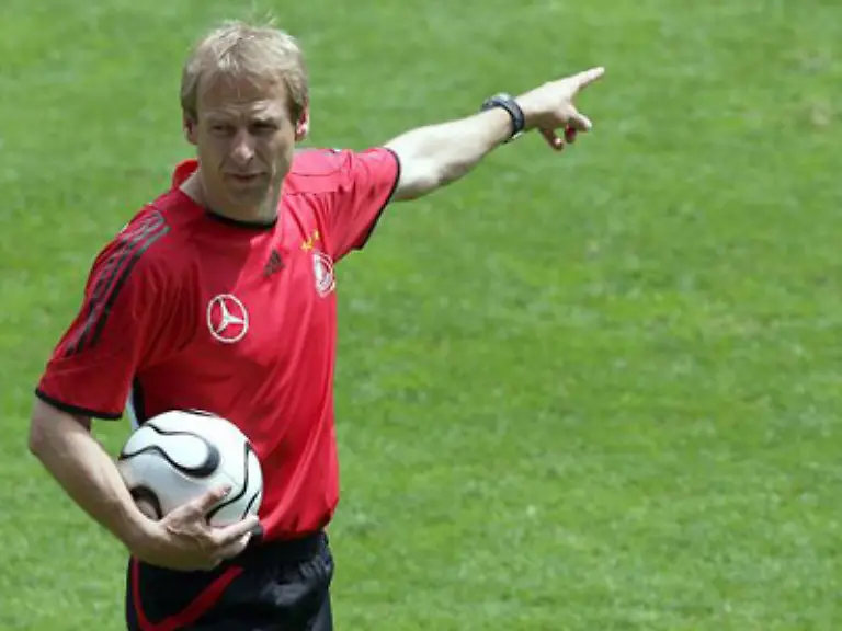 Fuer-diese-Aussage-muss-der-Jens-jetzt-auch-gleich-ohne-Duschen-ins-Bett-da-ist-der-Trainer-eisenhart-da-kennt-er-nichts-Und-den-Ball-behaelt-er-mal-lieber