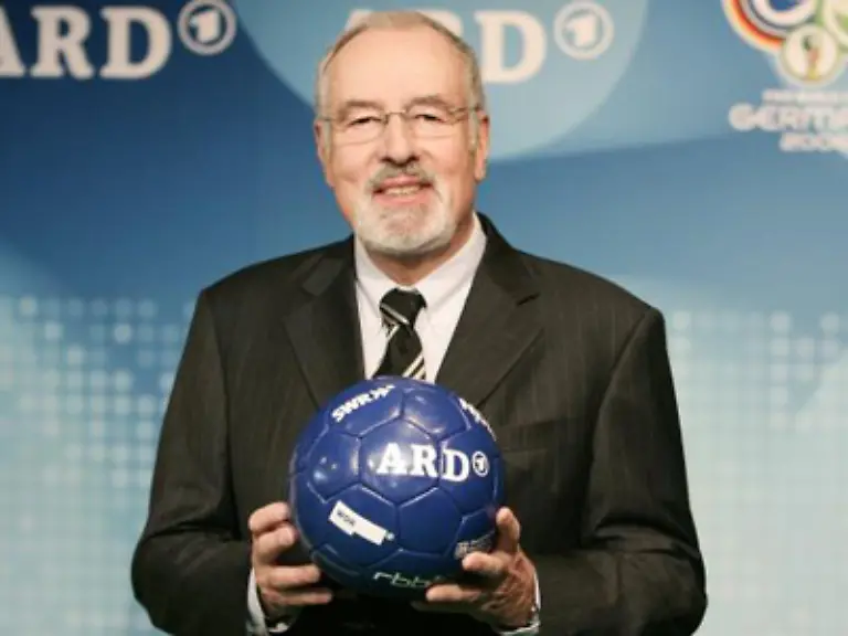 Der-Heribert-N-Abend-allerseits-hatte-da-uebrigens-auch-einen-Vorschlag-was-den-Ball-angeht-aber-der-Heribert-N-Abend-allerseits-hat-nun-mal-nichts-zu-melden