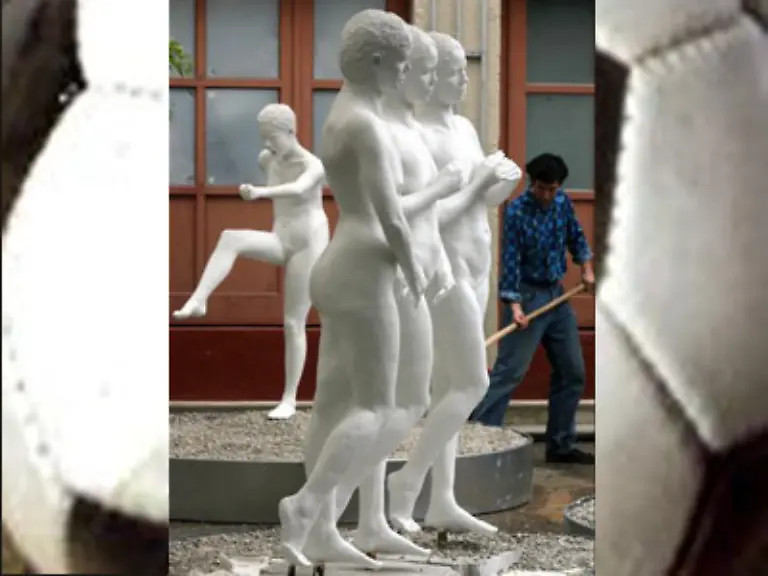 und-beherzte-Damen-die-FussballerInnen-Wade-zum-Tritt-heben