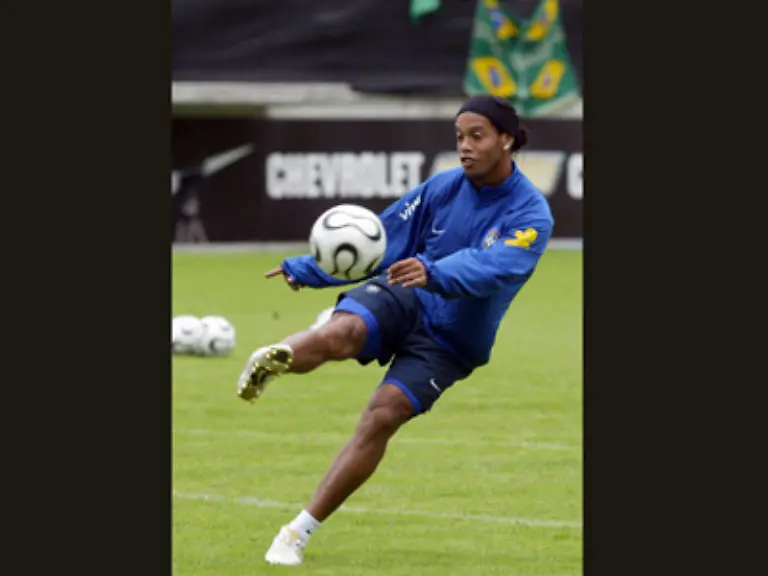 Doch-damit-wir-Fussball-Volk-und-Fans-uns-nun-an-den-Anblick-gewoehnen-hier-ein-paar-Impressionen-Ronaldhino-kickt-ihn-bereits