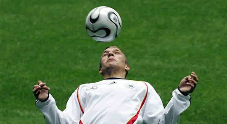 Pooooldi-Podolski-spielt-ein-wenig-mit-dem-Ball-doch-da-naehert-sich-auch-schon