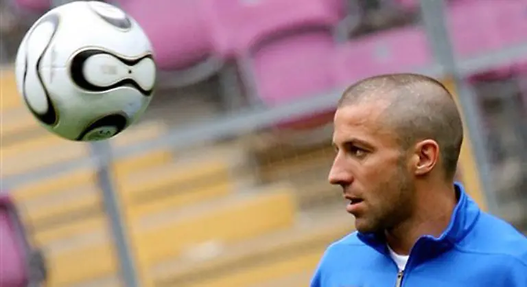 Alessandor-Del-Piero-der-zeigt-uns-eine-1a-Bananenflanke